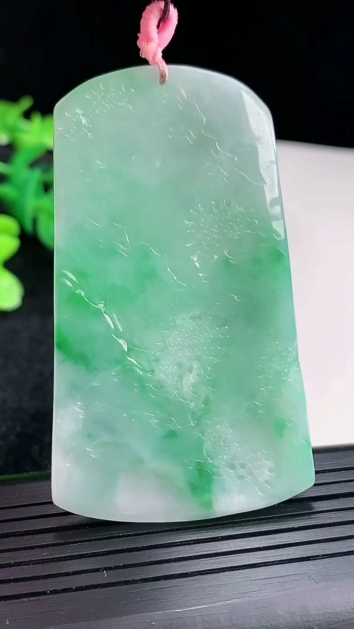 天然A货翡翠山水牌吊坠尺寸65-38-4.5重量:28.85g
4月16日