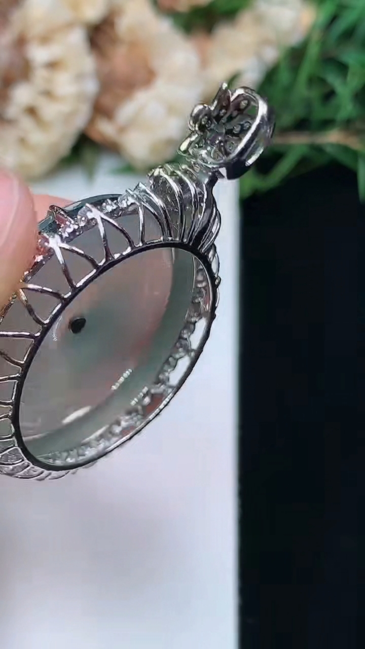 天然A货翡翠平安扣吊坠，尺寸40.7-29.3-8.8，裸石25.6，重量:10.45g
4月16日