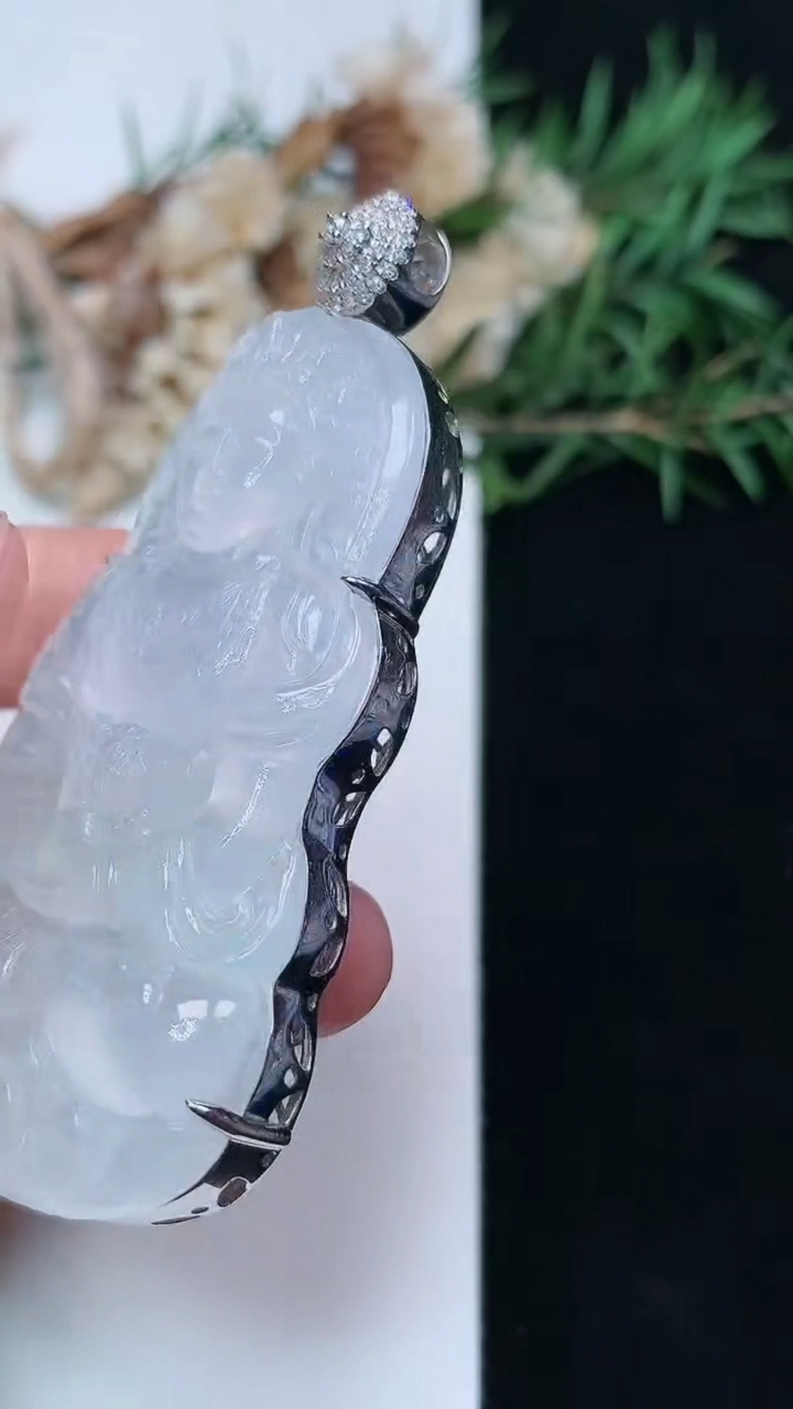 天然A货翡翠白冰度母吊坠，尺寸55.8-33-12.8，重量:32.36g
4月16日