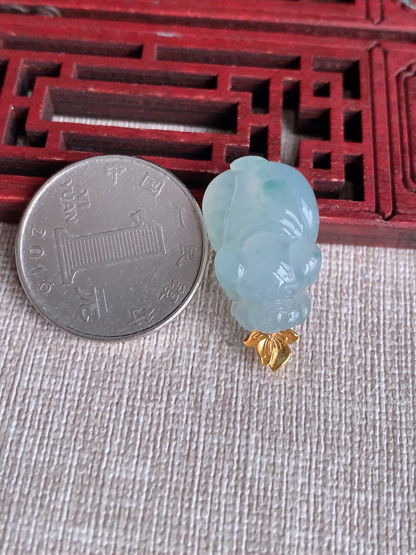 天然A货翡翠18K金扣头飘花生肖狗吊坠 
尺寸27.5-23-14.5-9.5mm 重量6.03g 