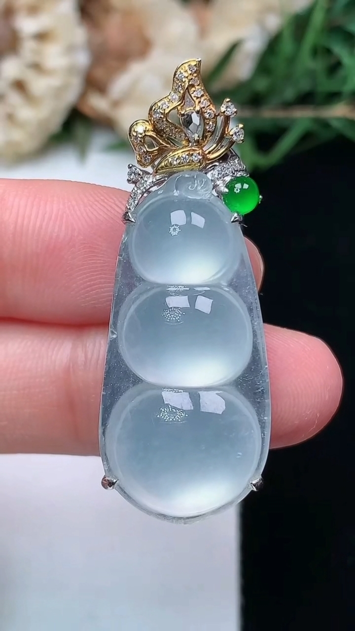 天然A货翡翠白冰福豆吊坠，尺寸30.3-14.7-7.7，重量:6.22g
4月16日