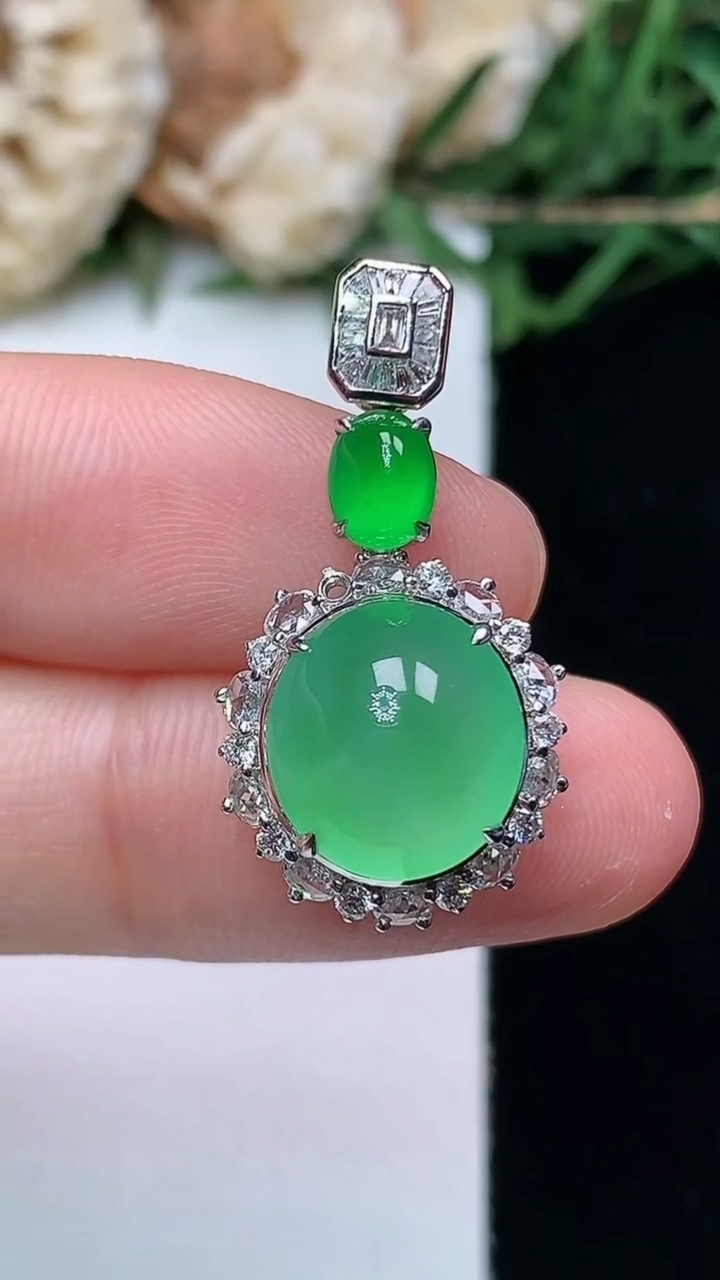 天然A货翡翠蛋面吊坠，尺寸26.5-13.9-10.2，裸石10.8-10，重量:2.85g
4月1