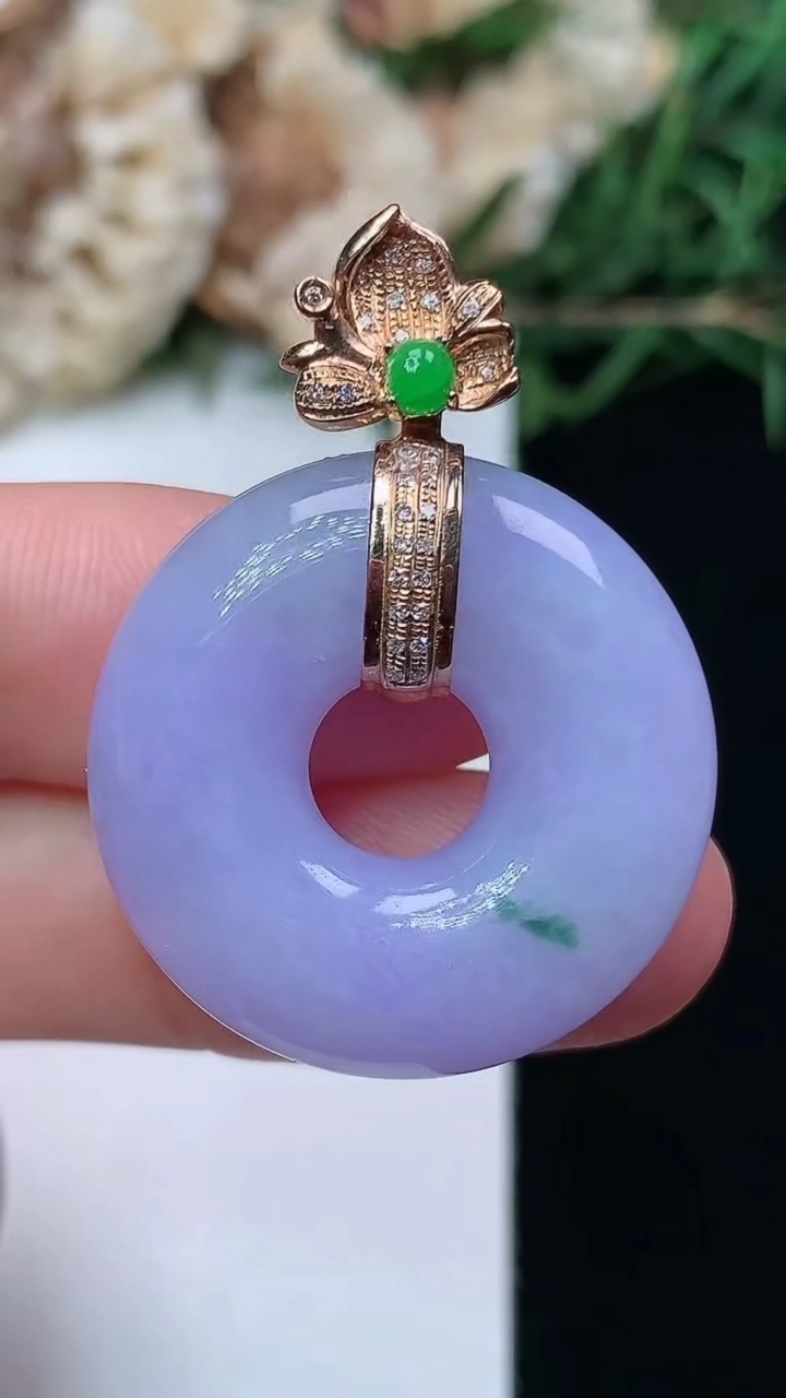 天然A货翡翠k金紫罗兰 飘花平安环吊坠，尺寸25-7.2，重量:9.86g
4月16日