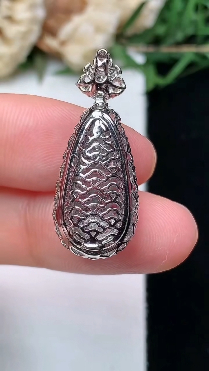 天然A货翡翠白冰福豆吊坠，尺寸28.4-11.5-10.4，裸石16.6-7.9，重量:3.78g
4月16日