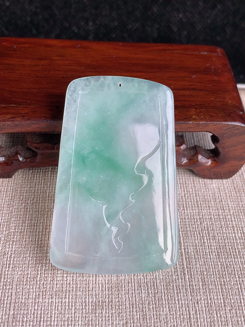 天然A货翡翠飘绿荷花和和美美吊坠 
尺寸52.8-34.3-5.2mm 重量19.70g 0415