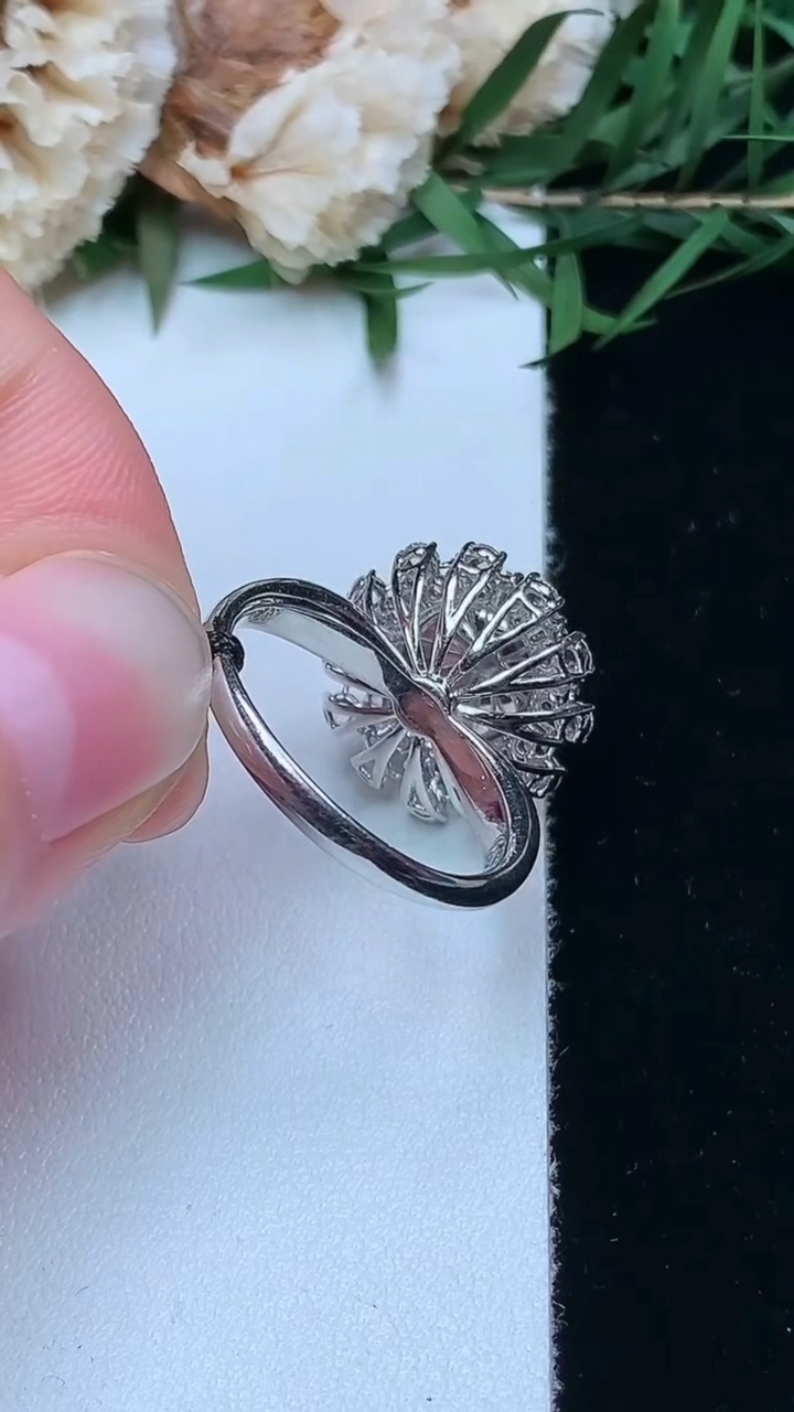 天然A货翡翠蛋面戒指，尺寸17.4-9-8.8，重量:4.45g2026年4月16日
工厂直销收藏佳品,种好水足，色泽均匀，有种有色，上手高大气！