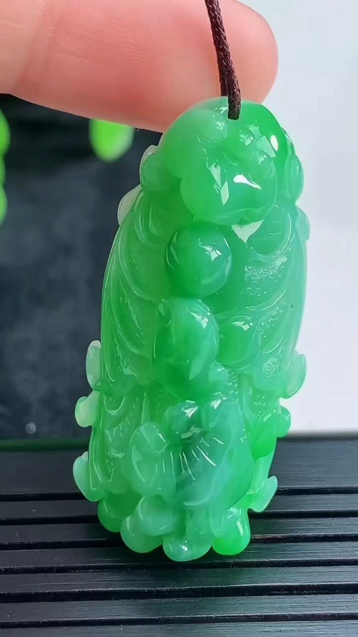 天然A货翡翠白菜吊坠尺寸35.6-17.8-13.6重量:13.27g
4月16日