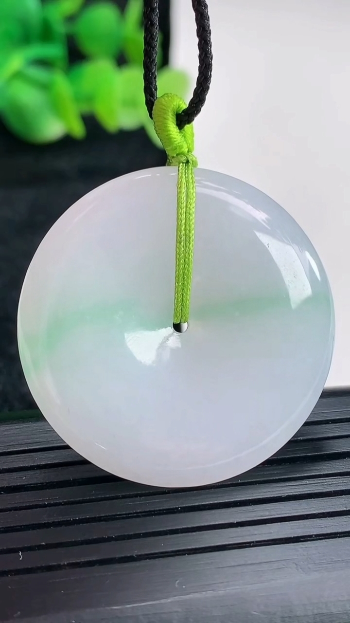 天然A货翡翠平安扣吊坠尺寸34.5-5.5重量:14.07g
4月16日