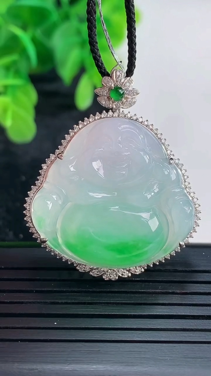 天然A货翡翠佛公吊坠尺寸37.6-32.5-11.6裸石26.4-28.9重量:9.53g
4月16