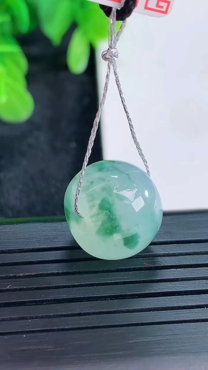 天然A货翡翠飘花路路通吊坠尺寸15.5-12.3重量:5.95g
4月16日