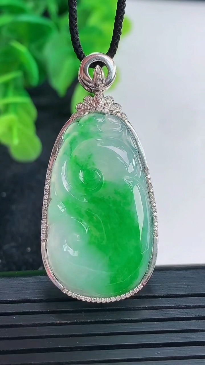 天然A货翡翠如意吊坠尺寸44.8-20.6-5.9裸石31.9-18重量:7.05g
4月16日