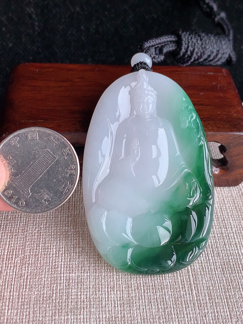 天然A货翡翠飘花观音吊坠 
尺寸62-39.6-5mm 重量33.26g 0415