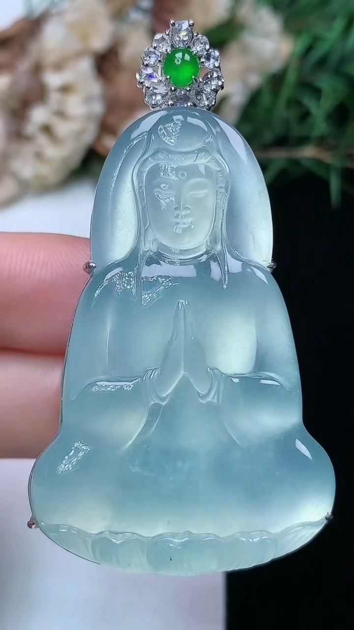 天然A货翡翠白冰素衣观音吊坠，尺寸46.6-30.4-9.9，重量:21.63g
4月16日