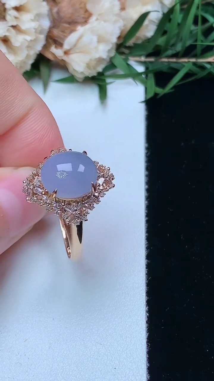 天然A货翡翠k金紫罗兰蛋面戒指，尺寸17-9.7-8.9，重量:3.79g2026年4月16日
工厂直销收藏佳品,种好水足，色泽均匀，有种有色，上手高大气！