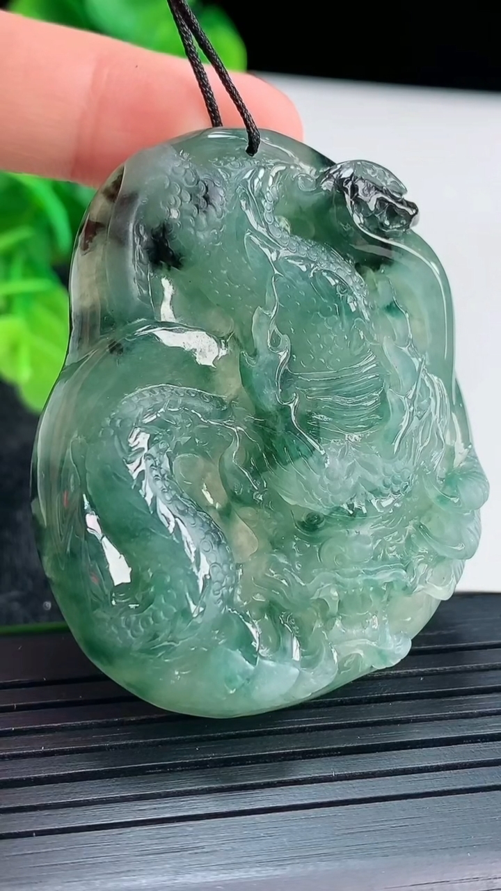 天然A货翡翠飘花龙牌吊坠尺寸50.4-40.9-9.9重量:37.04g
4月16日