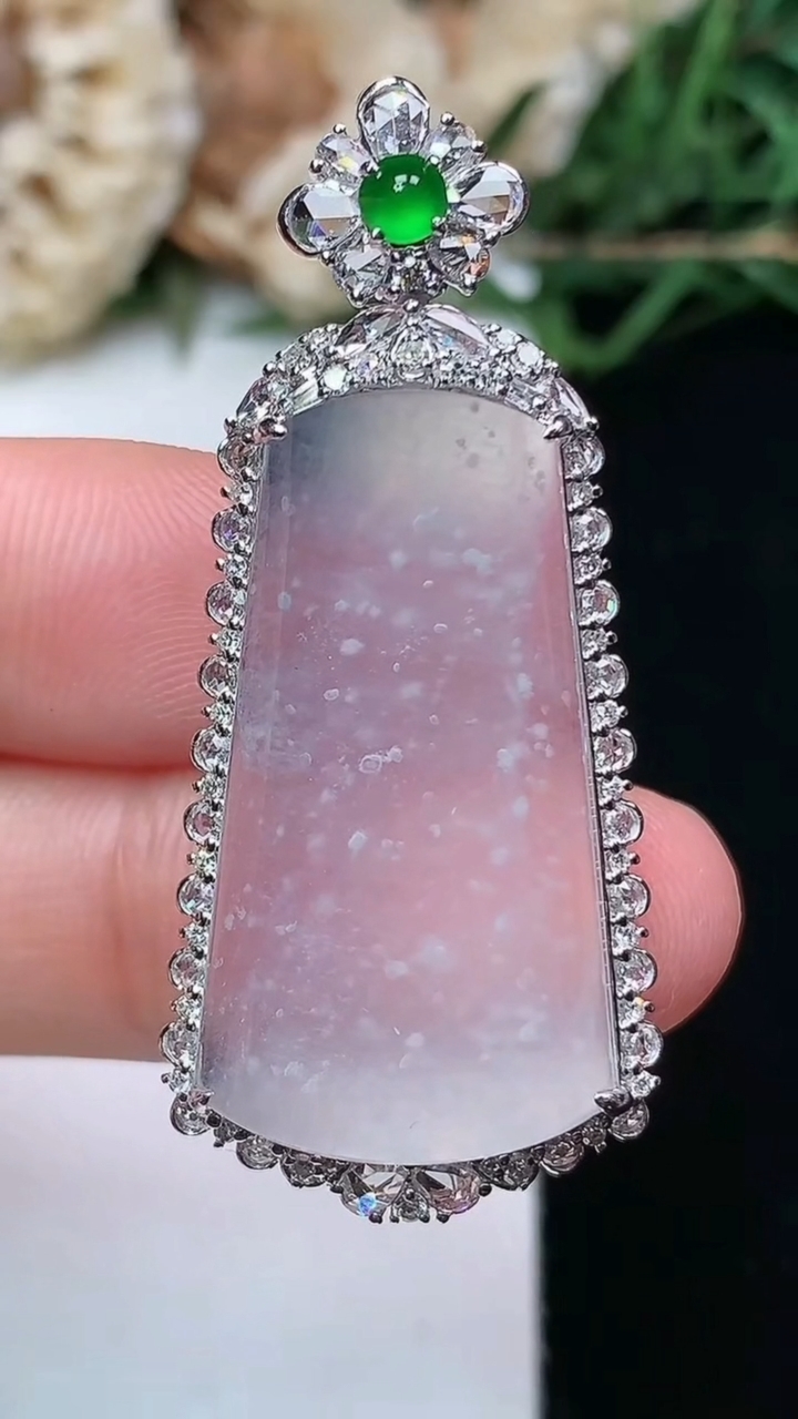 天然A货翡翠白冰无事牌吊坠，尺寸43-19.3-8.9，裸石28-15.5，重量:6.54g
4月1