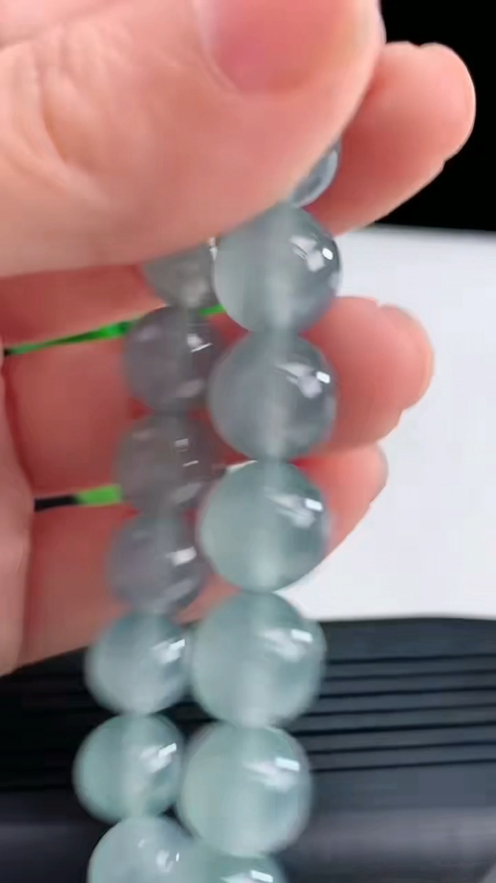 天然A货翡翠蓝水圆珠手串尺寸9.7-20颗重量:32.90g4月16日
工厂直销收藏佳品,种好水足，色泽均匀，有种有色，上手高大气！