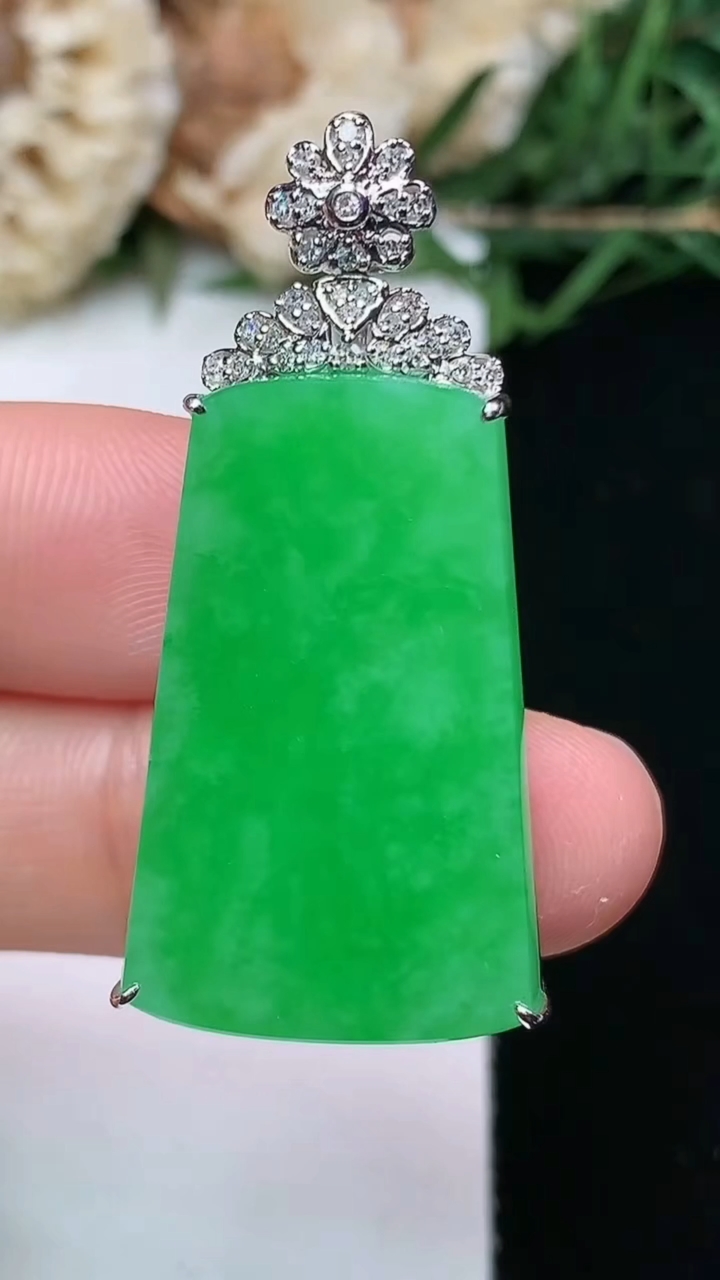 天然A货翡翠无事牌吊坠，尺寸28-17.5-7.2，重量:8.00g
4月16日