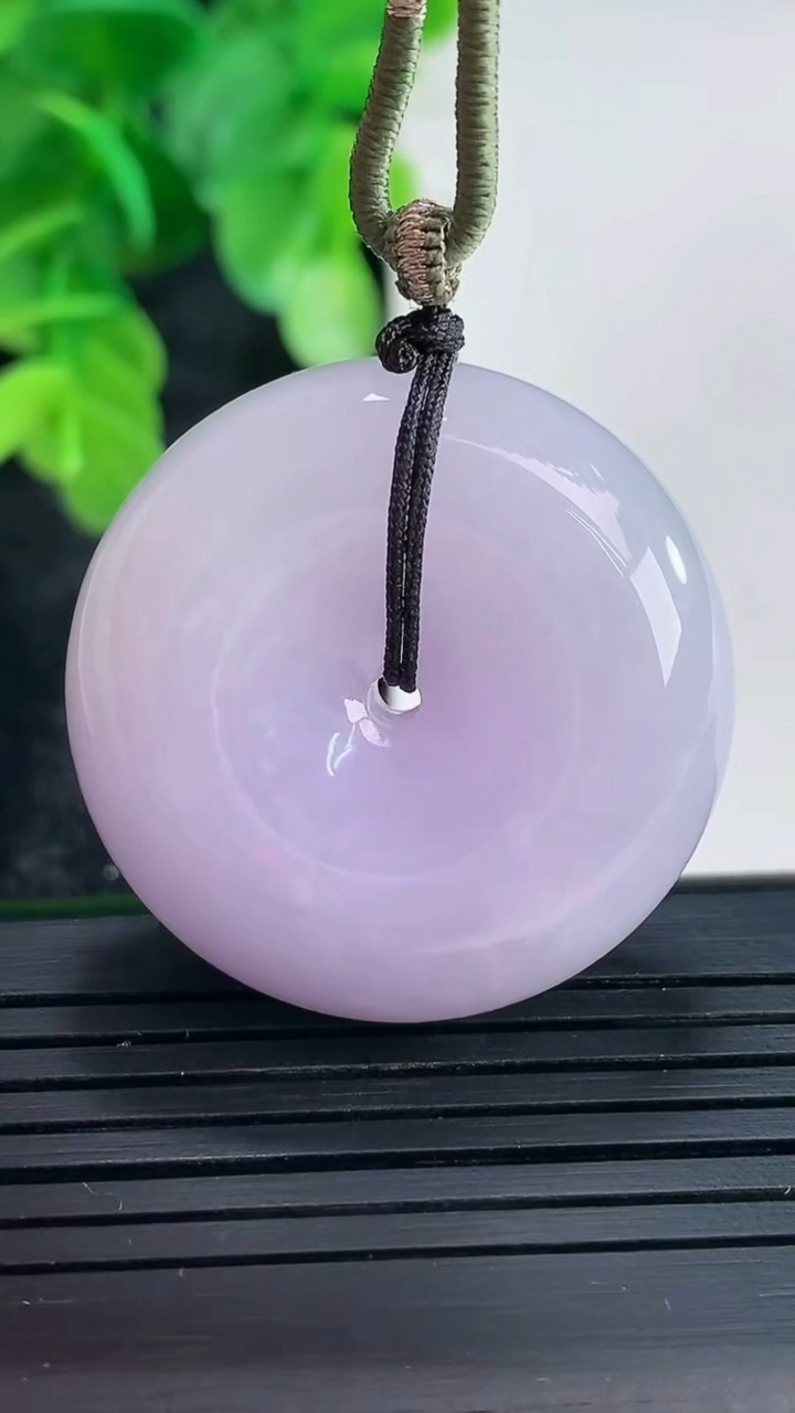 天然A货翡翠紫罗兰平安扣吊坠尺寸31.7-12.8重量:29.18g
4月16日