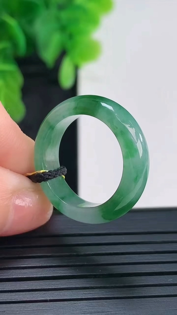 天然A货翡翠指环戒指尺寸17.6-6-3.3重量:3.95g2026年4月16日
工厂直销收藏佳品,