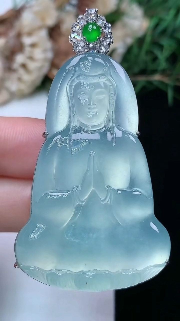 天然A货翡翠白冰素衣观音吊坠，尺寸46.6-30.4-9.9，重量:21.63g
4月16日