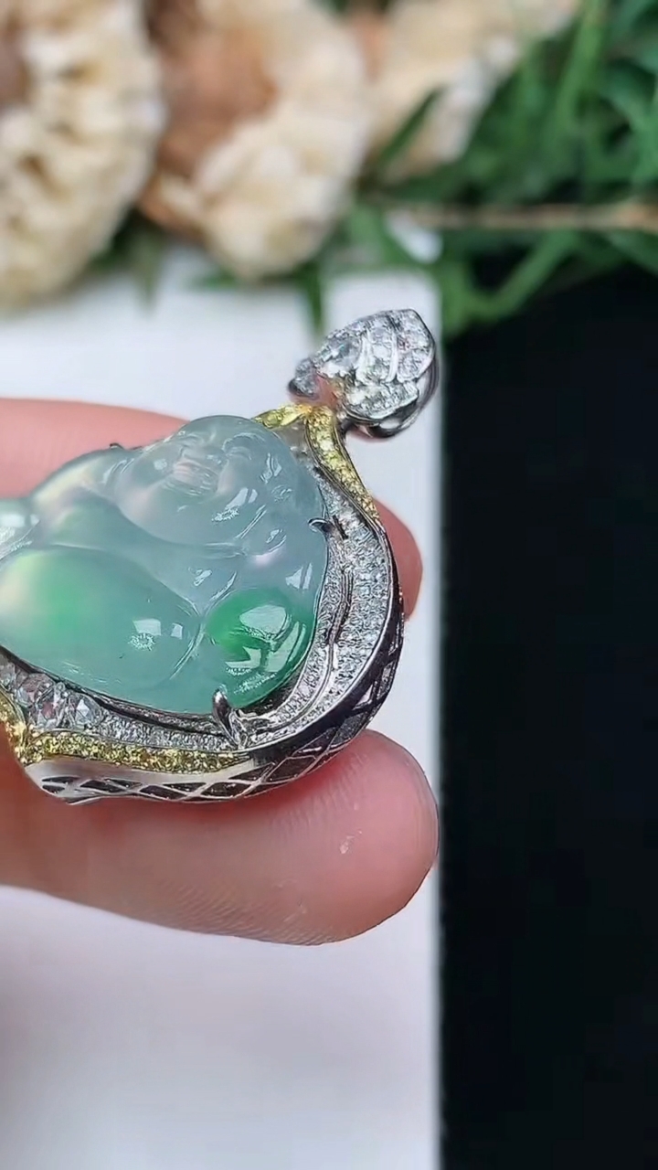 天然A货翡翠佛公吊坠，尺寸31.2-24.3-9.9，裸石15.4-21.6，重量:8.29g
4月16日