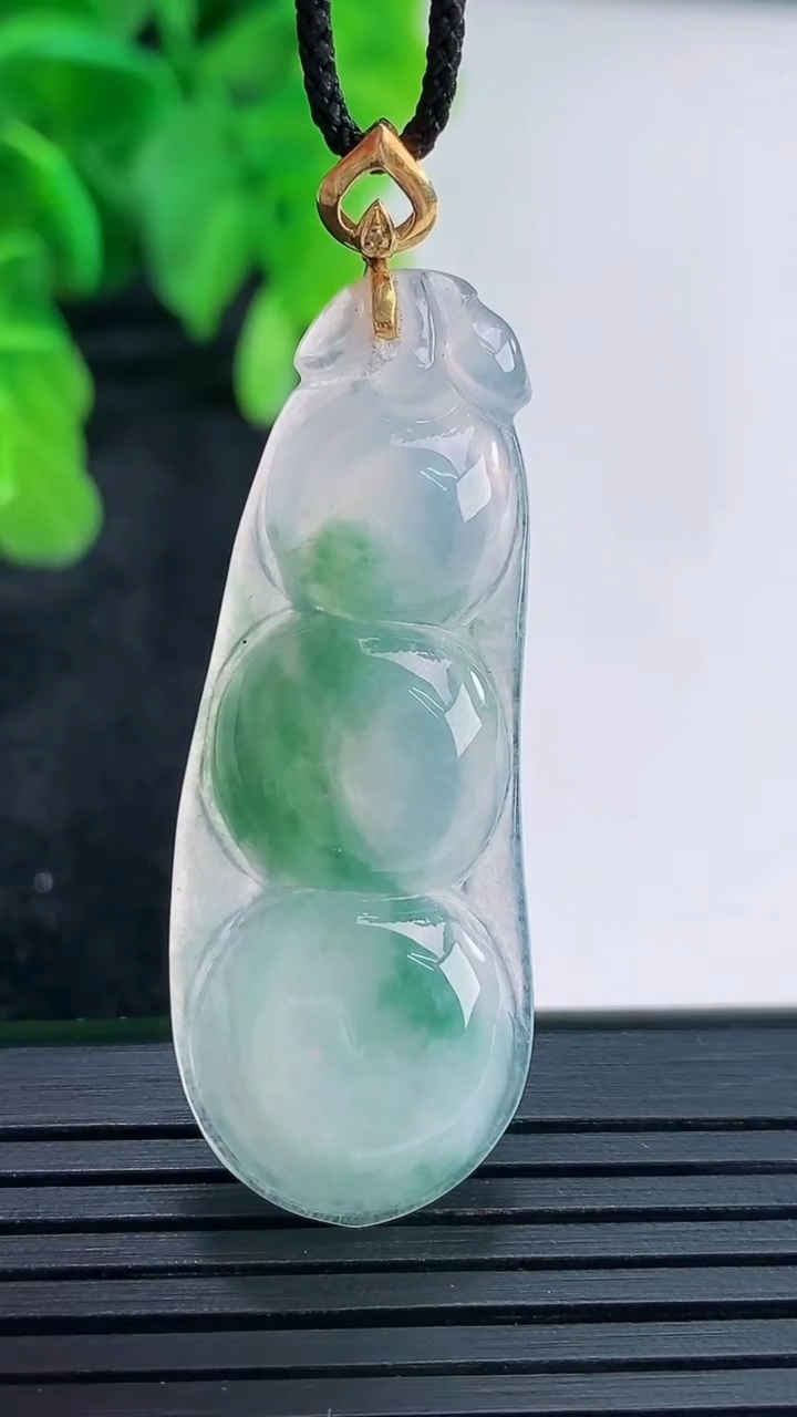 天然A货翡翠18K金飘花福豆吊坠尺寸43.5-16.4-5.1重量:6.00g
4月16日