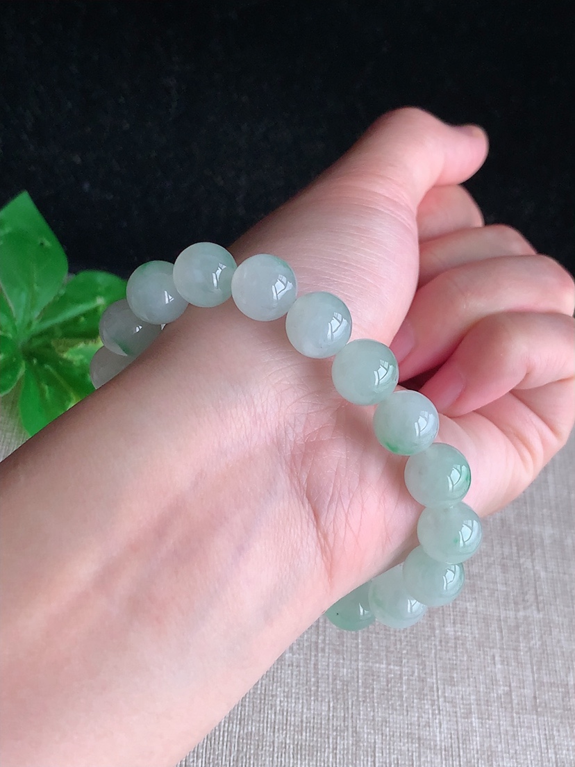 天然A货翡翠飘绿圆珠佛珠手串19颗 
尺寸10.3mm 重量38.35g 0415