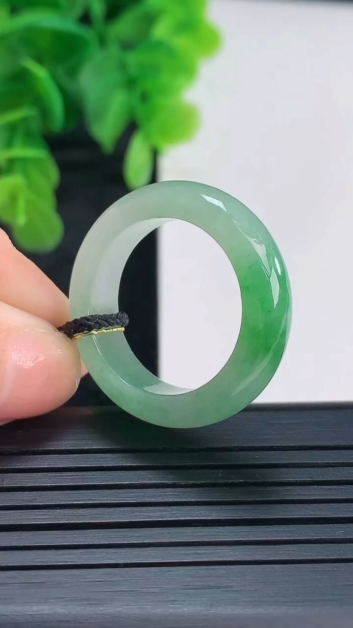 天然A货翡翠指环戒指尺寸20.1-6.7-3.9重量:6.05g2026年4月16日
工厂直销收藏佳