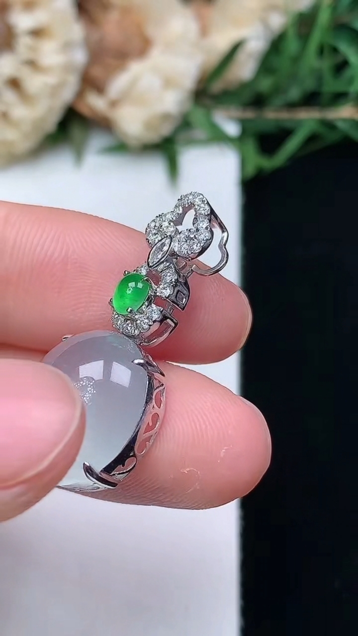 天然A货翡翠白冰蛋面吊坠，尺寸28.2-13.3-12.6-8，重量:3.66g
4月16日