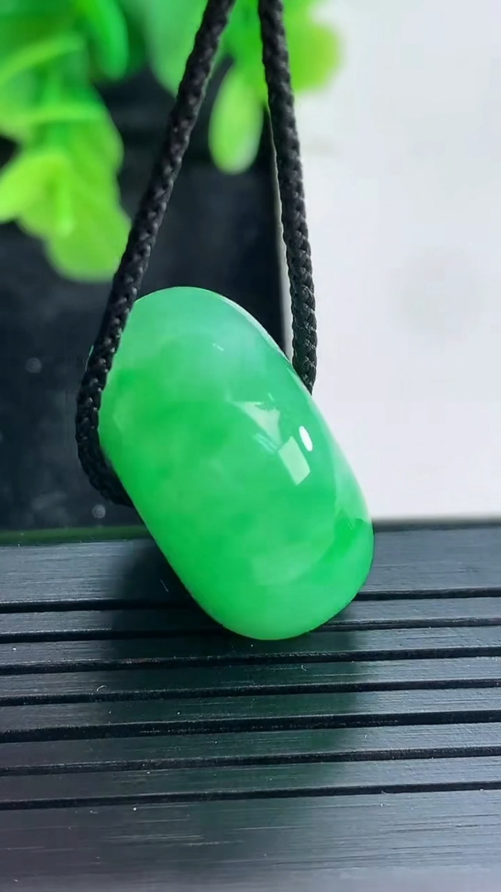 天然A货翡翠平安扣吊坠尺寸23.6-12.7重量:15.14g
4月16日