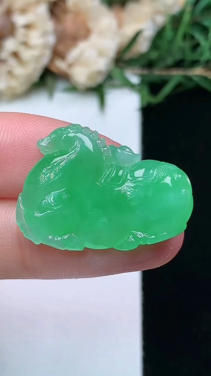 天然A货翡翠马上有钱镶嵌件，尺寸18.6-25.7-5，重量:4.02g
4月16日