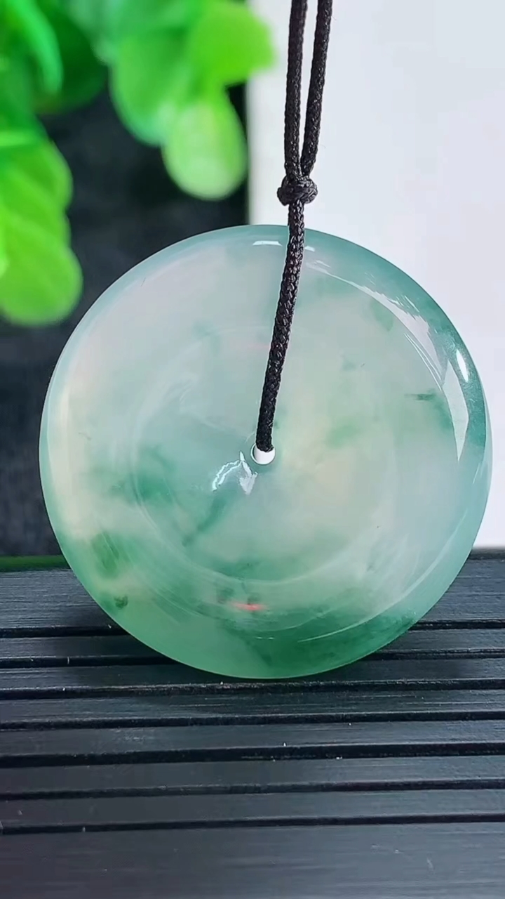 天然A货翡翠种飘花平安扣吊坠尺寸28.2-5.7重量:10.00g
4月16日