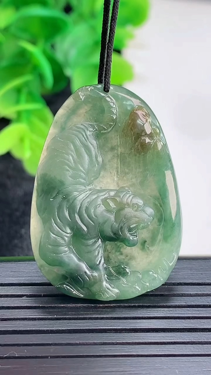 天然A货翡翠双彩生肖虎吊坠尺寸36.3-25.6-5.4重量:8.87g
4月16日