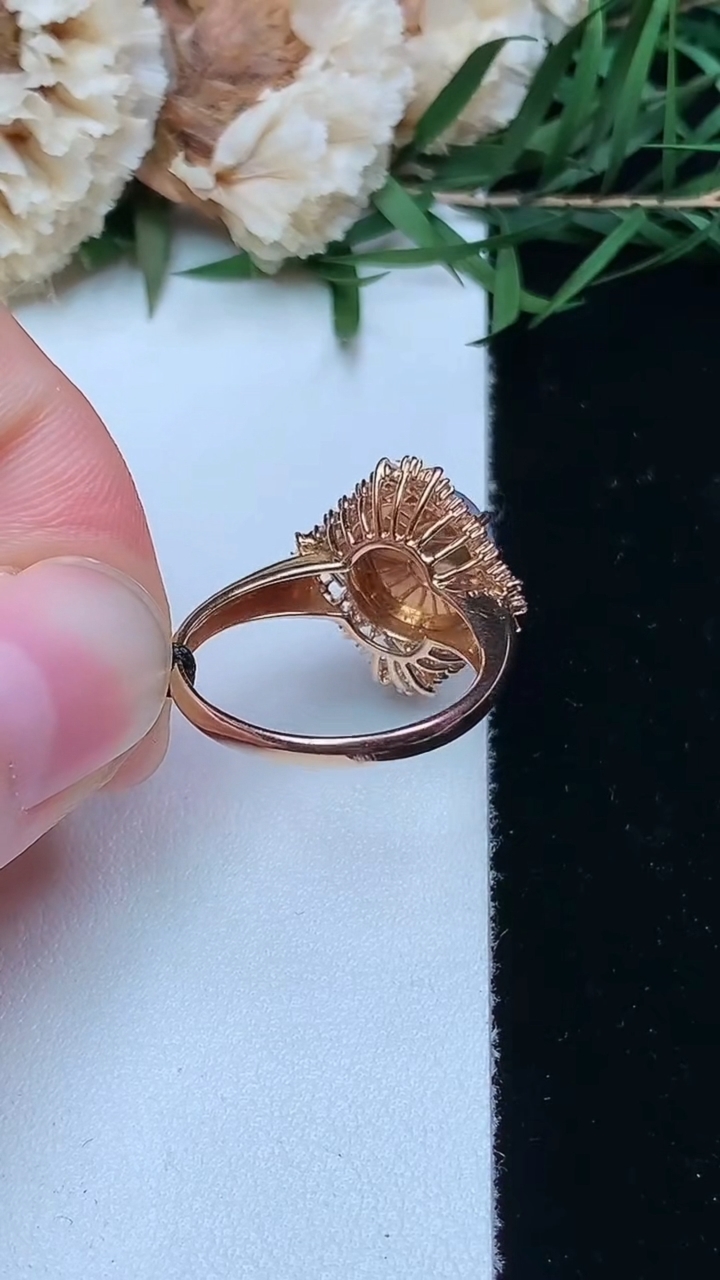 天然A货翡翠k金紫罗兰蛋面戒指，尺寸17-9.7-8.9，重量:3.79g2026年4月16日
工厂直销收藏佳品,种好水足，色泽均匀，有种有色，上手高大气！