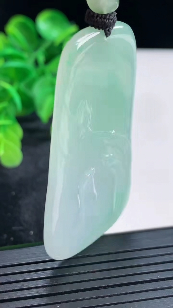 天然A货翡翠悟道吊坠尺寸57.6-30.7-3.7重量:21.23g
4月16日