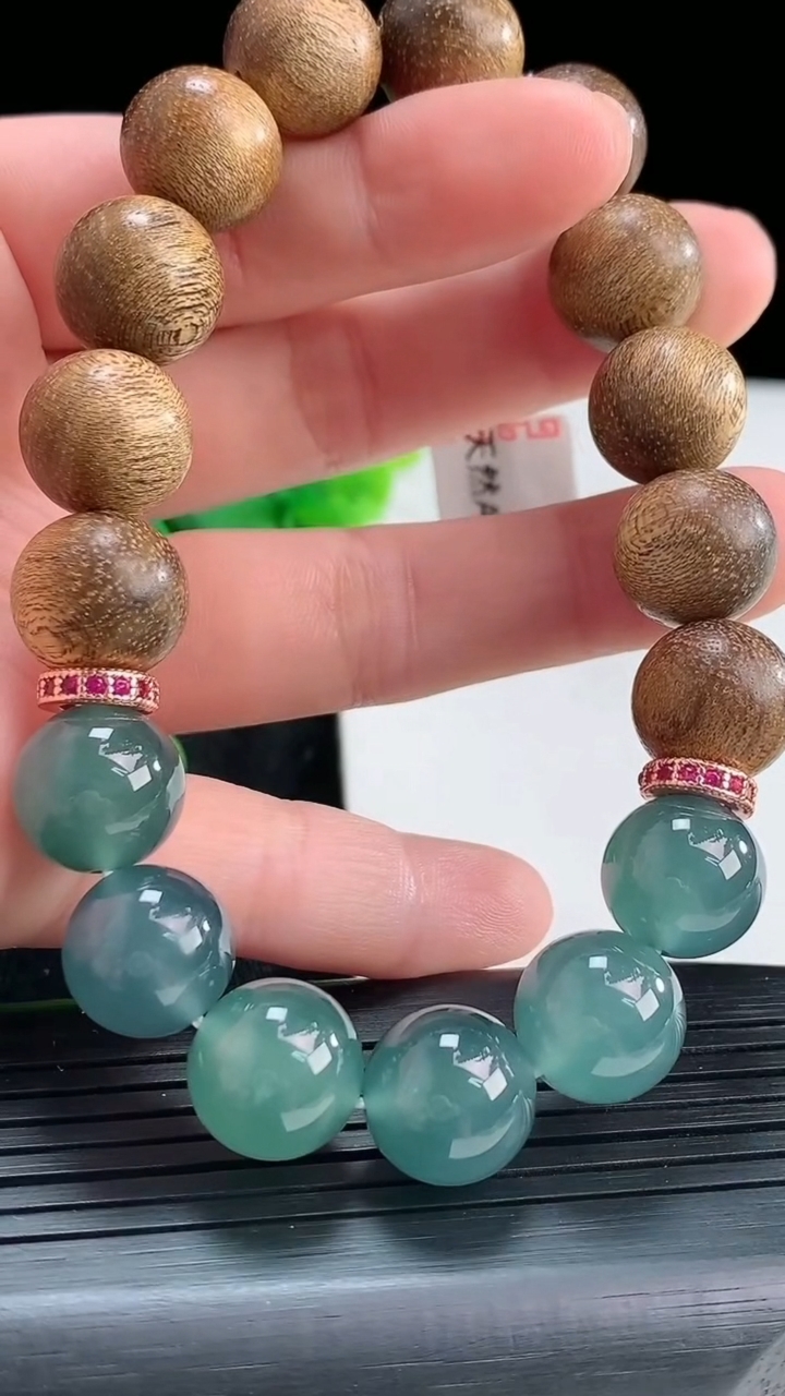 天然A货翡翠檀香圆珠手串尺寸11.7重量:26.39g4月16日
工厂直销收藏佳品,种好水足，色泽均匀，有种有色，上手高大气！