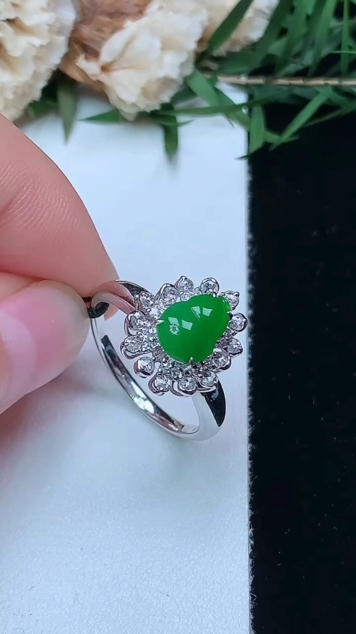天然A货翡翠葫芦戒指，尺寸17.4-8.4-6，重量:3.52g2026年4月16日
工厂直销收藏佳
