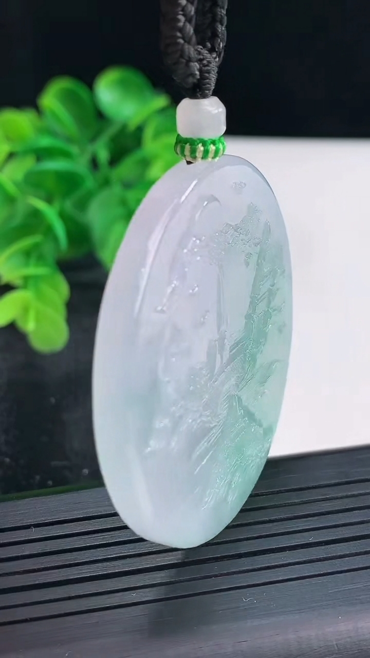 天然A货翡翠冰种飘花山水牌吊坠尺寸49.9-4.3重量:36.69g
4月16日