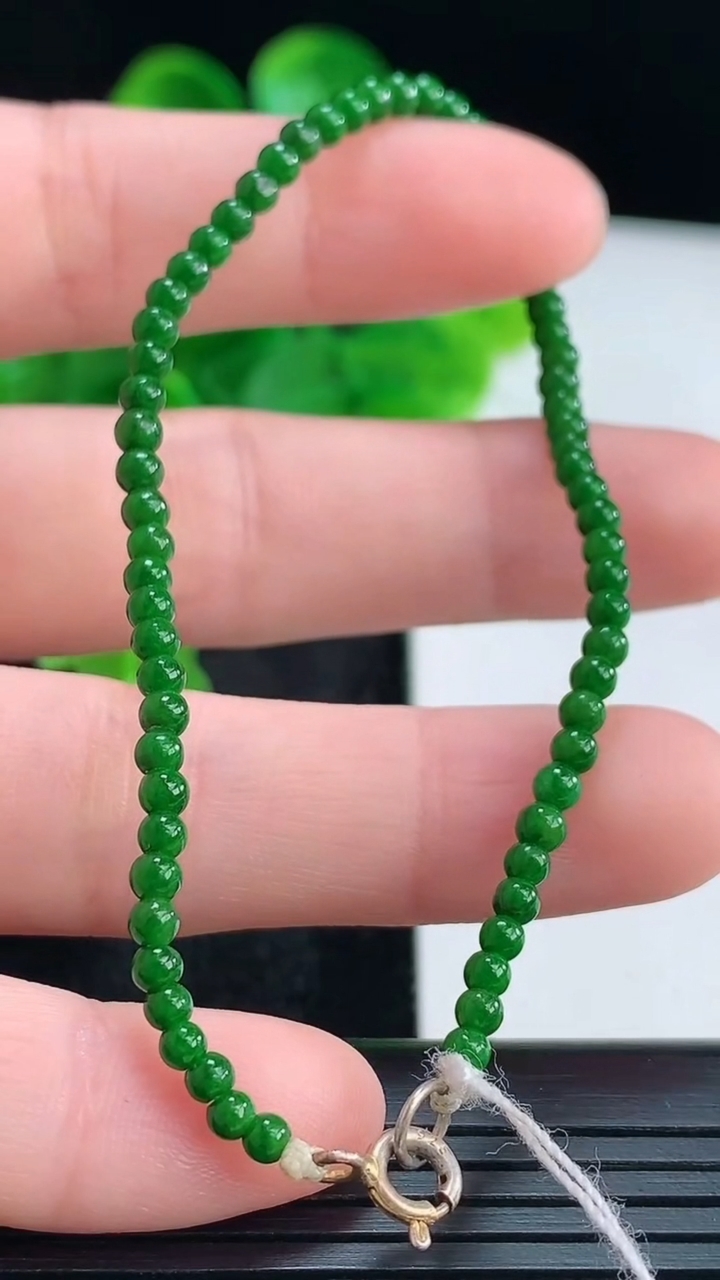 天然A货翡翠小米珠手串尺寸2.6重量:2.57g4月16日
工厂直销收藏佳品,种好水足，色泽均匀，有种有色，上手高大气！