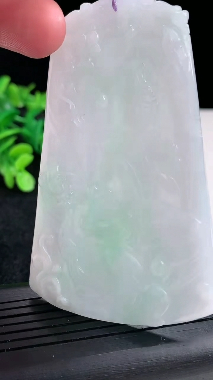 天然A货翡翠普贤菩萨吊坠尺寸82-52-4.2重量:46.29g
4月16日