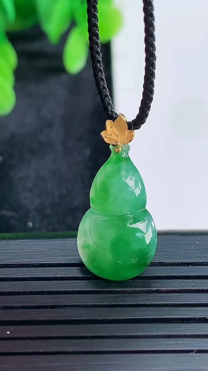 天然A货翡翠葫芦吊坠尺寸24.1-12.2-4.1重量:1.65g
4月16日