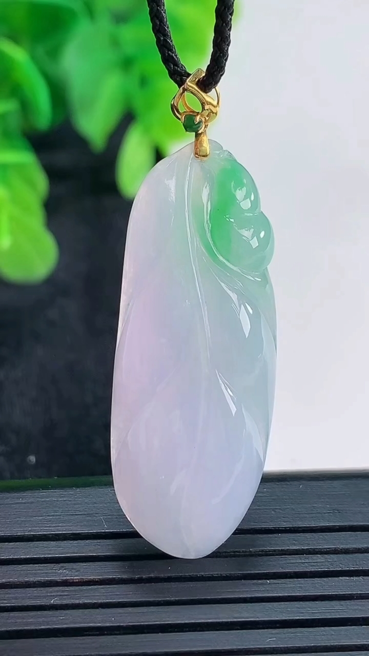 天然A货翡翠18K金春带彩紫罗兰金枝玉叶 叶子吊坠尺寸37.4-14.3-6.2重量:5.95g
4