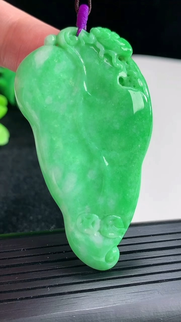 天然A货翡翠金枝玉叶 叶子吊坠尺寸58.5-35.5-5.5重量:23.13g
4月16日