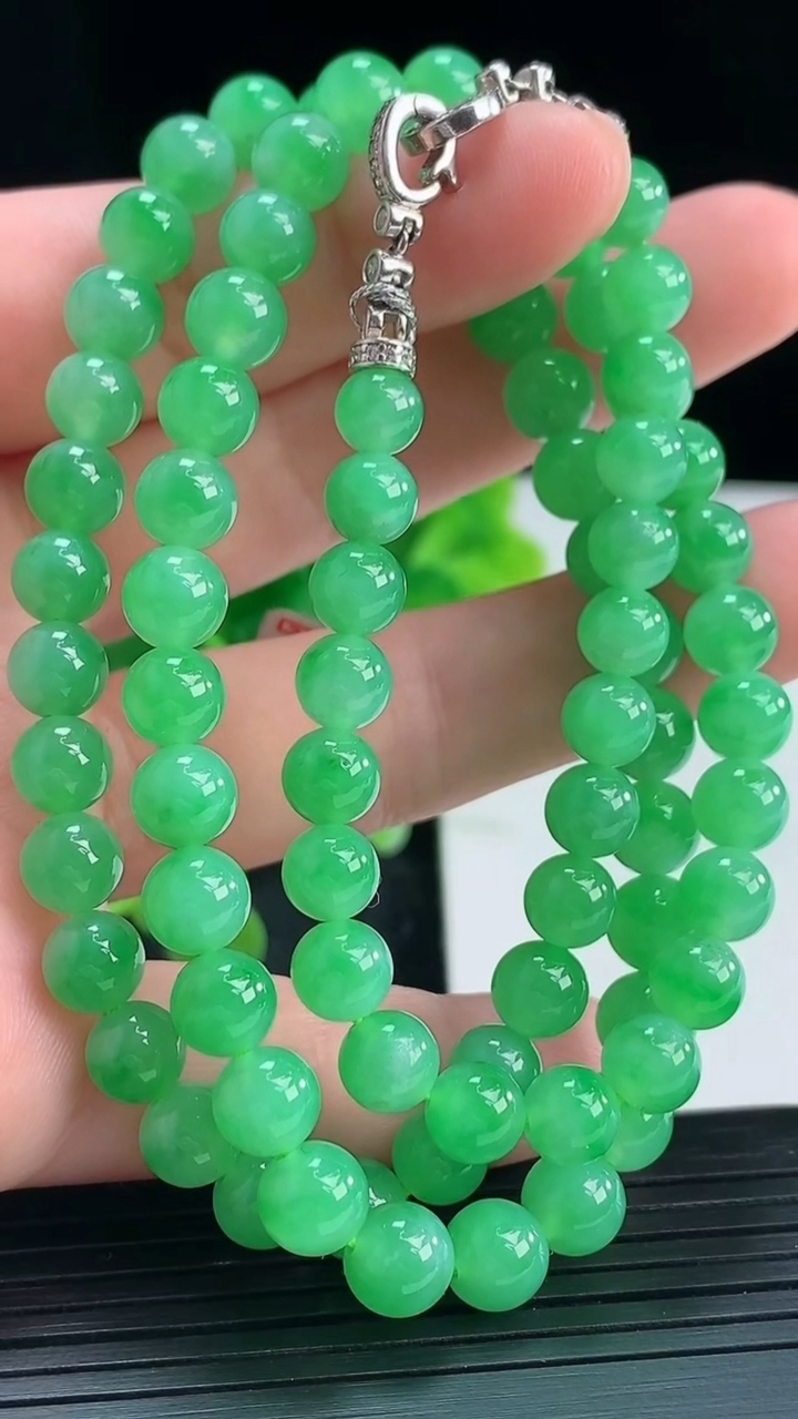 天然A货翡翠圆珠项链尺寸6.3-79颗重量:36.71g
4月16日