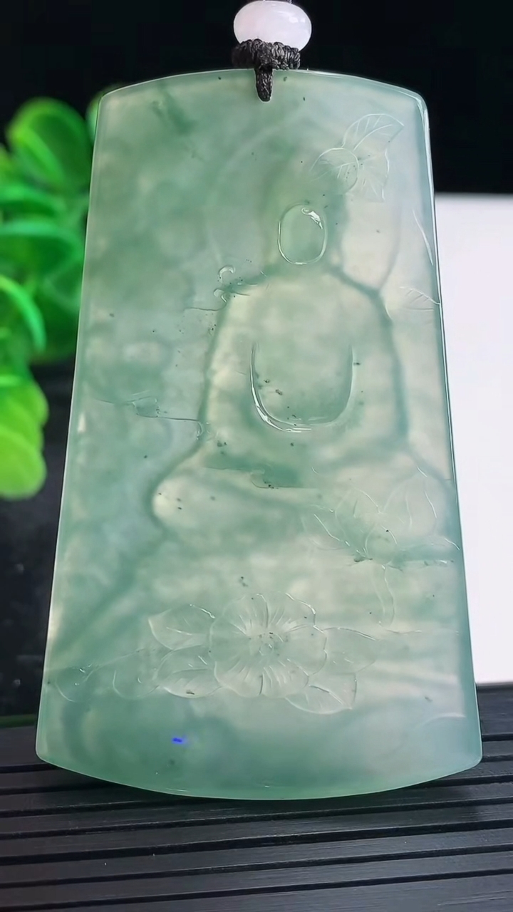 天然A货翡翠种飘花大日如来吊坠尺寸66.9-40.6-5.2重量:40.78g
4月16日