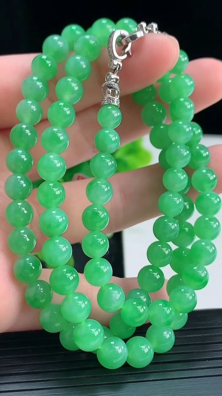 天然A货翡翠圆珠项链尺寸6.3-79颗重量:36.71g
4月16日