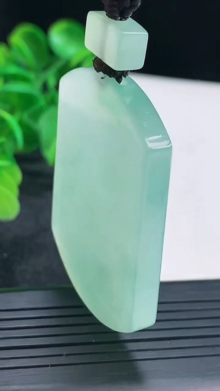 天然A货翡翠仿古无事牌吊坠尺寸50.9-37.7-5.6重量:35.51g
4月16日