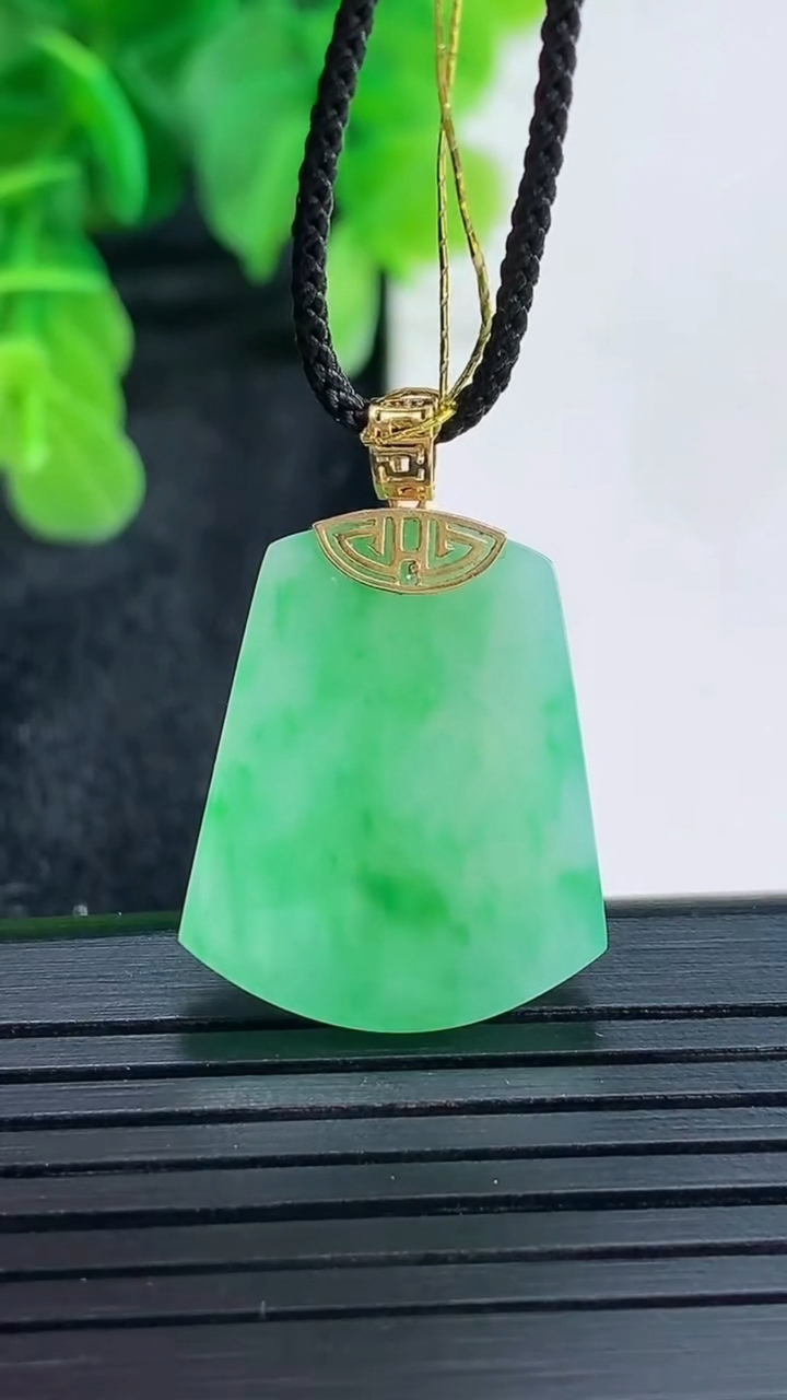 天然A货翡翠无事牌吊坠尺寸23-18.7-2.7重量:3.49g
4月16日