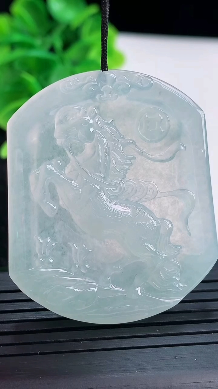 天然A货翡翠生肖马吊坠尺寸48.2-40.9-5.2重量:23.88g
4月16日